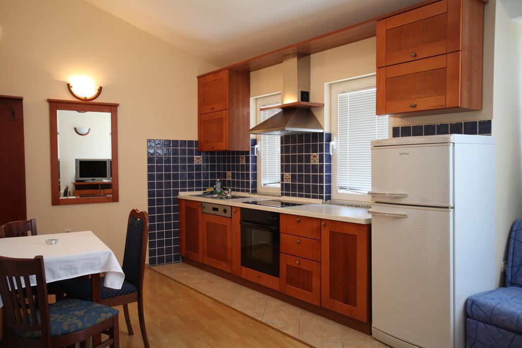 Studio Apartmani Bijeli Delfin Biograd Na Moru Oda fotoğraf