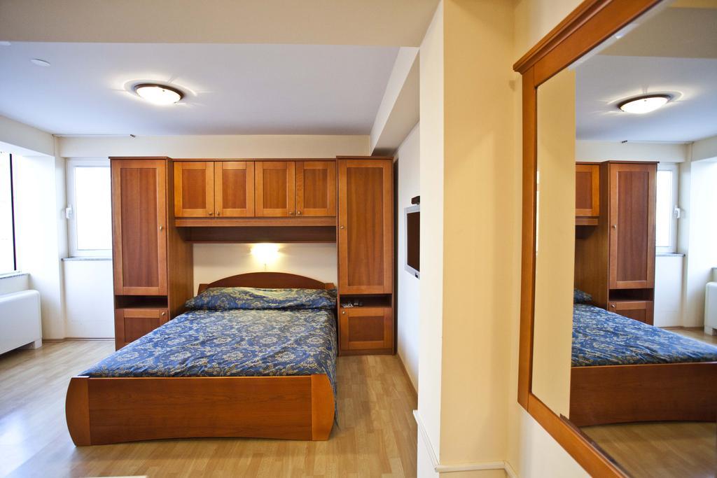 Studio Apartmani Bijeli Delfin Biograd Na Moru Oda fotoğraf