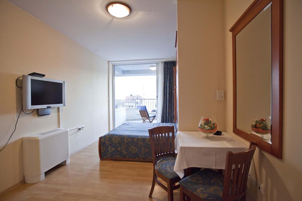 Studio Apartmani Bijeli Delfin Biograd Na Moru Oda fotoğraf