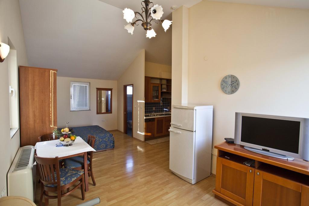 Studio Apartmani Bijeli Delfin Biograd Na Moru Dış mekan fotoğraf